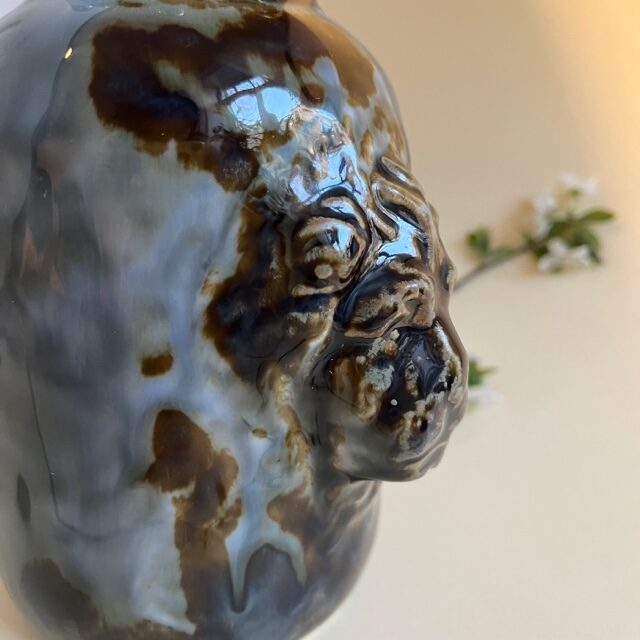 Porcelāna vāze ar lauvu, zelta bumbiņām, zilzaļbrūna 